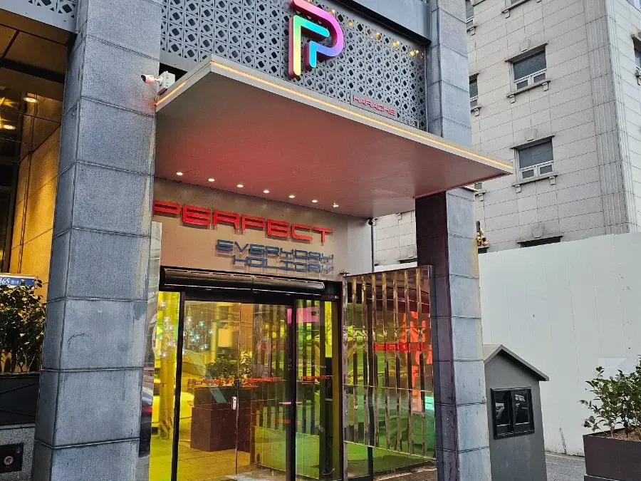 강남 007 쩜오 지하 입구
